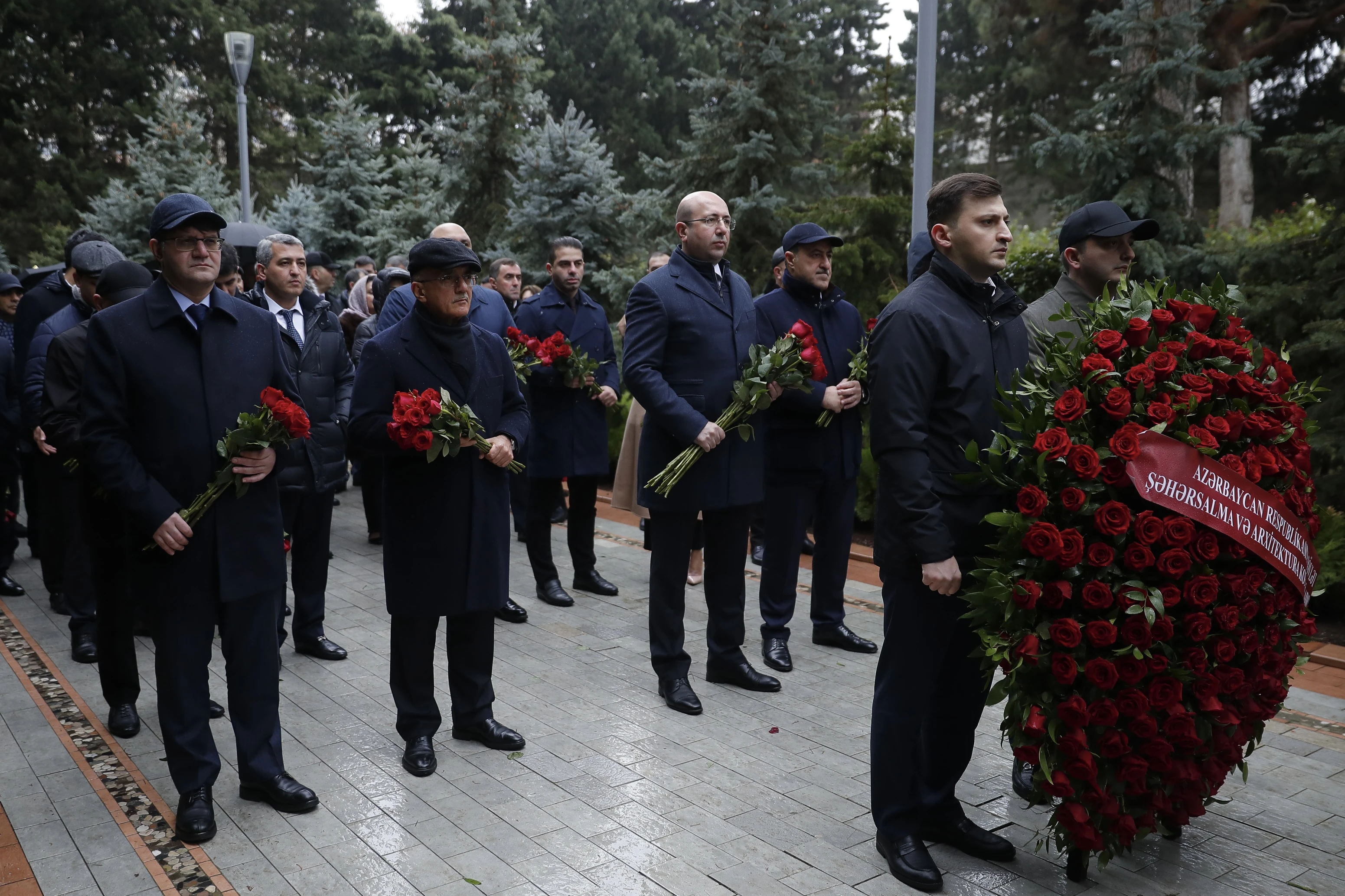 Ümummilli Lideri Heydər Əliyevin anım günü ilə əlaqədar Komitənin nümayəndə heyəti Fəxri Xiyabanı ziyarət edib.